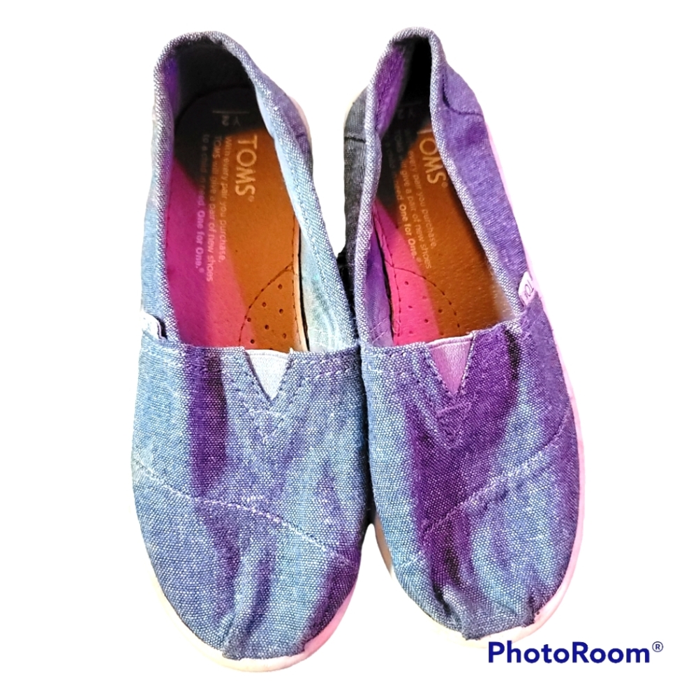 TOMS💥 SIZE 2 DISTRESSED LOOK SHOES!